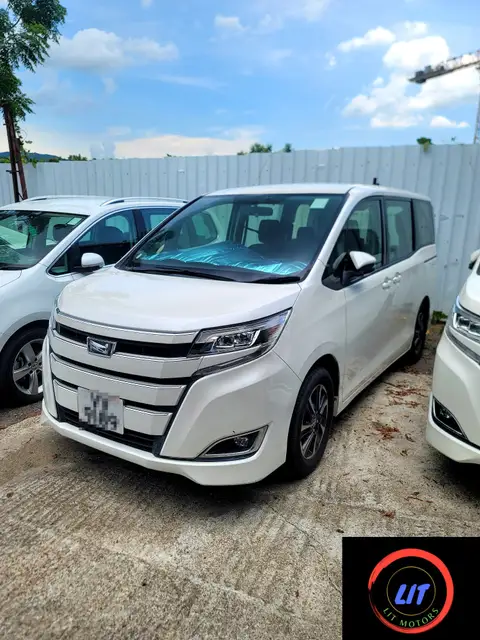 Toyota Noah NOAH ZRR80 2.0