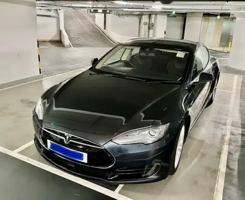 Tesla Model S 85D