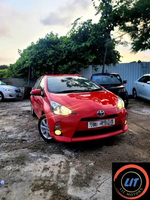 Toyota Prius C AQUA HYBRID 1.5 AT