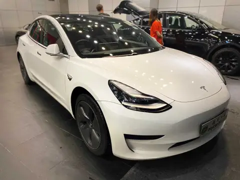 Tesla Model 3 SR PLUS