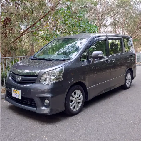 Toyota Noah DELUXE